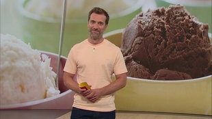 Das Bild zeigt Daniel Aßmann im Servicezeitstudio. Im Hintergrund ist Eis zu sehen.