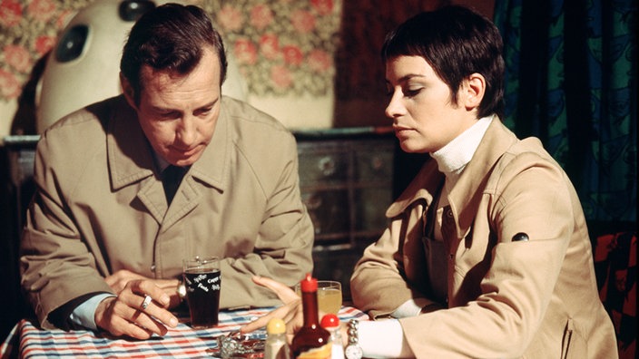 Oberkommissar Haferkamp (Hansjörg Felmy) verhört Ursula Danz (Monica Bleibtreu).