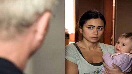 Tülay Firat (Yeliz Simsek) ist eine junge Mutter, die mit dem Jugendamt Ärger hatte. Kann sie den Kommissaren Max Ballauf (Klaus J. Behrendt, links) und Freddy Schenk (Dietmar Bär, rechts) weiterhelfen bei den Ermittlungen?
