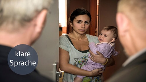 Tülay Firat (Yeliz Simsek) ist eine junge Mutter, die mit dem Jugendamt Ärger hatte. Kann sie den Kommissaren Max Ballauf (Klaus J. Behrendt, links) und Freddy Schenk (Dietmar Bär, rechts) weiterhelfen bei den Ermittlungen?