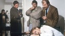 Schimanski (Götz George) und Thanner (Eberhard Feik) stehen mit anderen Polizisten beim Opfer Dr. Waldorf (Felix von Manteuffel).