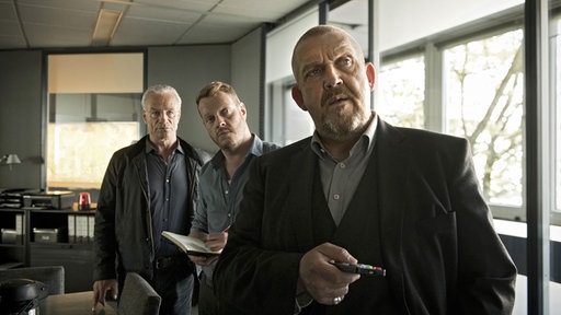 Max Ballauf (Klaus J. Behrendt, l) und Freddy Schenk (Dietmar Bär, r) mit ihrem Assistenten Norbert Jütte (Roland Riebeling, M)