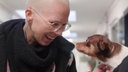 Sängerin Stefanie Heinzmann mit einem Hund aus dem Tierheim Essen 
