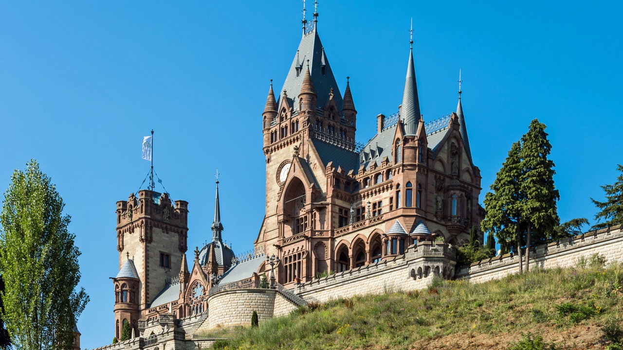 Ein Schloss vor blauem Himmel