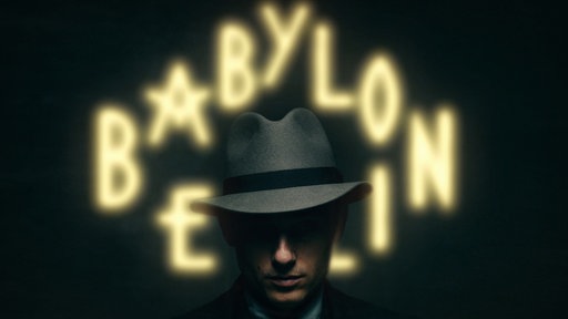 Kopf eines Mannes mit dunklem Hut im 20er Jahre Stil vor einer unscharfen Neonschrift "Babylon Berlin"
