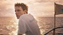 Louis Hofmann steht an der Reling eines Schiffes