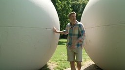 Thilo Jahn an der Skulptur "Giant Pool Balls" von Claas Oldenburg