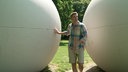 Thilo Jahn an der Skulptur "Giant Pool Balls" von Claas Oldenburg
