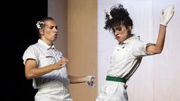 Mann und Frau bei Tanzperformance