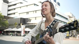 Frau mit Gitarre