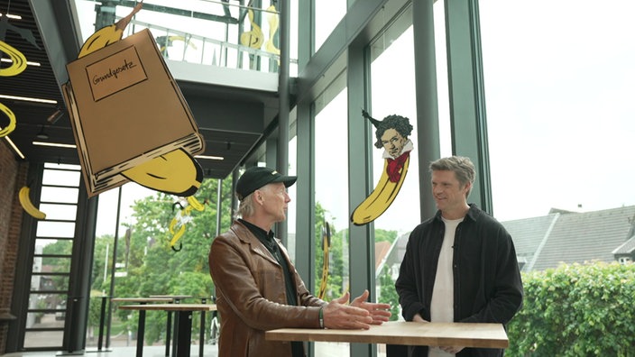 Thomas Baumgärtel und Thilo Jahn stehen vor Gemälden