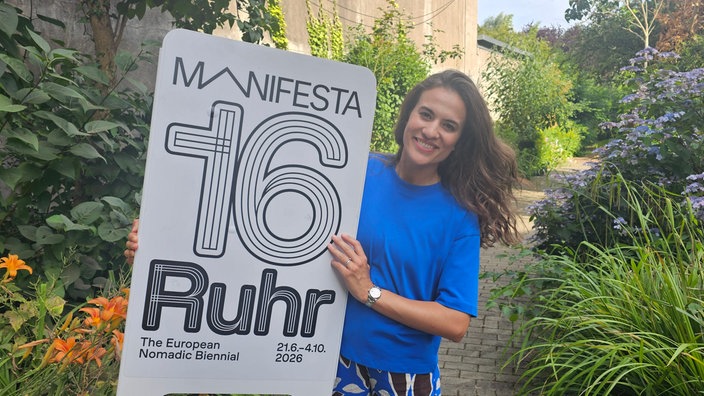 Mona Ameziane mit Plakat der Manifesta 16 Ruhr