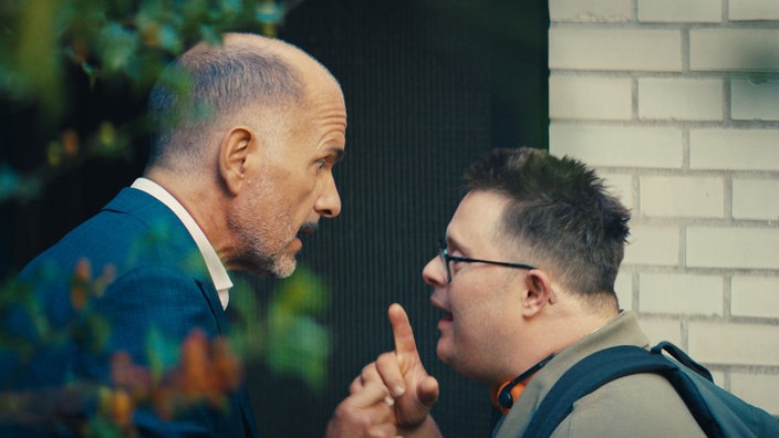 Film "Ganzer halber Bruder": Filmszene mit Christoph Maria Herbst (li.) als Thomas und Nico Randel als Sunny