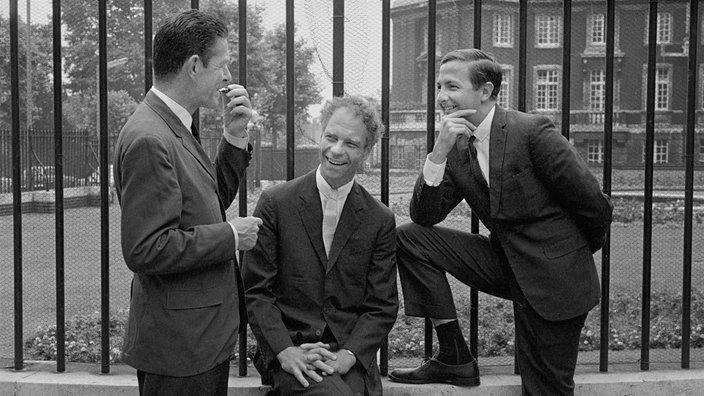 John Cage, Merce Cunningham und Robert Rauschenberg (v.l.n.r.), Sadler’s Wells, London, 1964