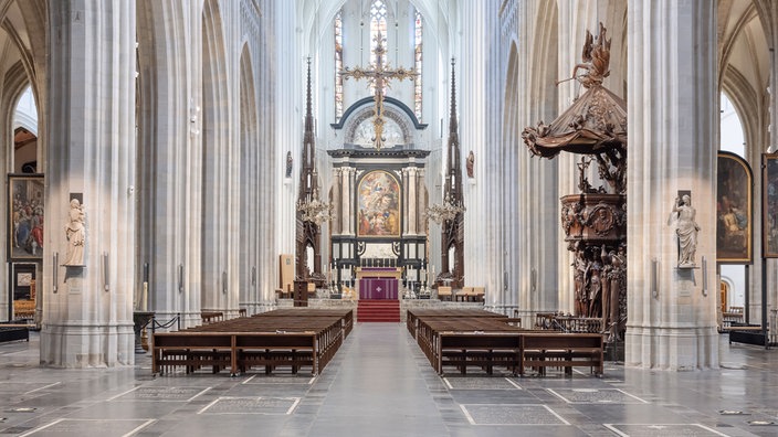 Innenansicht der Liebfrauenkathedrale mit Blick auf Rubens' "Maria Himmelfahrt"