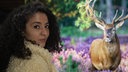 Großaufnahme Frau, im Hintergrund Bild eines Hirschen