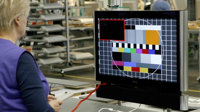Metz-Mitarbeiterin bei Endkontrolle eines Fernsehers, 2008