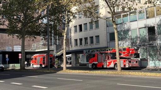 Einsatzkräfte und -fahrzeuge vor einem Gebäude des WDR