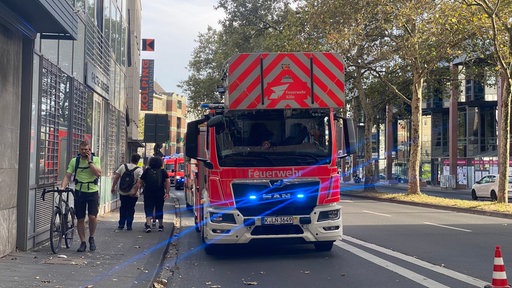 Feuerwehrauto vor dem WDR Gebäude