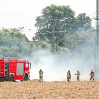 Einsatzkräfte der Feuerwehr löschen einen Brand auf der Bahnstrecke zwischen Düsseldorf und Köln