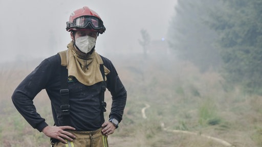Ein Feuerwehrmann im Waldbrandgebiet