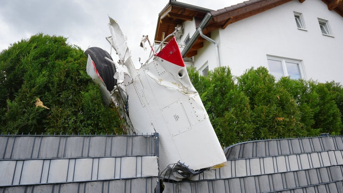 Flugzeugabsturzt in Limburgerhof: Trümmerteile eines Kleinflugzeuges stecken in einem Zaun
