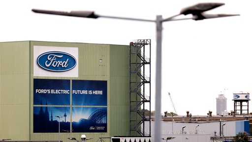 Das Logo des Automobilherstellers Ford zu sehen auf dem Werksgelaende in Koeln.