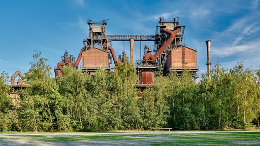 Industrieruine in Duisburg, Park im Vordergrund