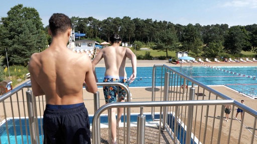 Zwei Jungen stehen auf dem Sprungturm des Freibads Hiltrup