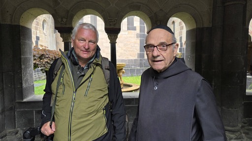 Geologe Sven von Loga und Bruder Leonhard Poot im "Paradies" der Abteikirche von Maria Laach