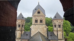 Blick auf die Türme der Abteikirche in Maria Laach
