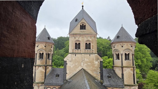 Blick auf die Türme der Abteikirche in Maria Laach