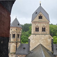 Blick auf die Türme der Abteikirche in Maria Laach