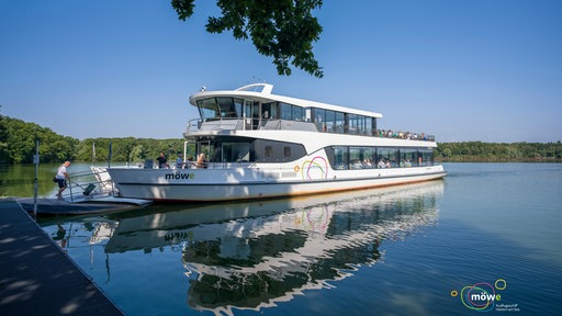 Ein Schiff mit der Aufschrift "Möwe" auf einem See.