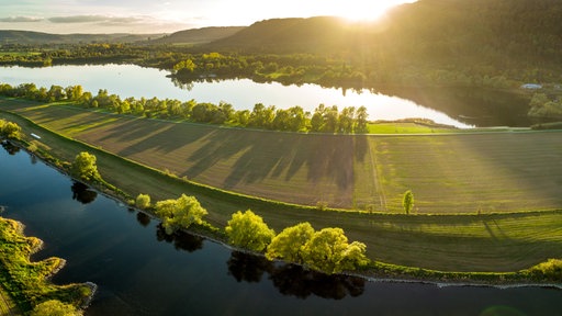  Die Weser, der Weserradweg und der Godelheimer See grenzen direkt aneinander.