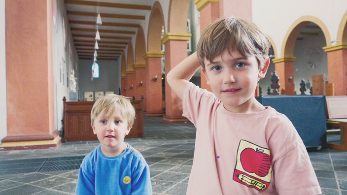 Die beiden Jungs Felix (l.) und Justus wollen neugierig St. Suibertus erkunden.