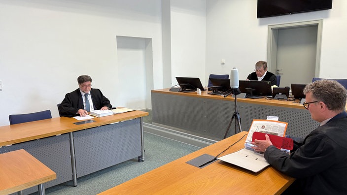 Im Bild der Rechtsanwalt von TÜV (links), Zürich Versicherung (rechts) und Richter (mitte)