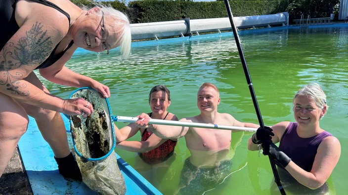 Ehrenamtler reinigen Freibad Vossenack