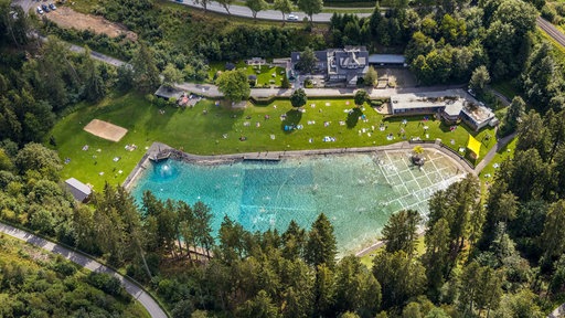 Schwimmbecken des Freibades Waldfreibad Gudenhagen in Brilon