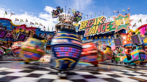 Die Gondeln des bunten Karussells "Break Dancer" drehen sich sehr schnell