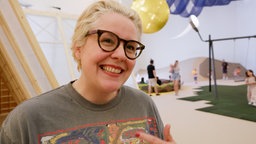 Frau schaut in Kamera