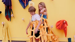 Max und Piet experimentieren mit den Kostümen.