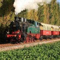 Ein historischer Zug mit grüner Dampflok.