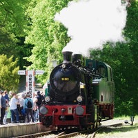 historische Eisenbahn Schluff läuft auf Bahnsteig ein