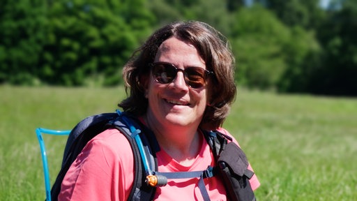 Wanderführerin lacht in die Kamera