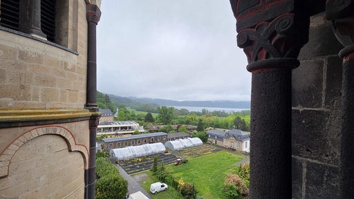 Blick von der Abteikirche auf den Laacher See