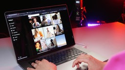 Die Reporterin sich etwas auf ihrem Laptop an.