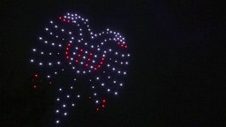 Die Drohnen zeigen am himmel das Motiv eines zweiköpfigen Adlers
