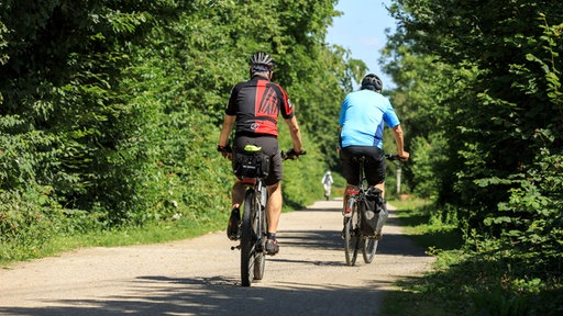 Das Bild zeigt zwei Radfahrer auf dem Radschnellweg Ruhr zwischen Essen und Mühlheim.