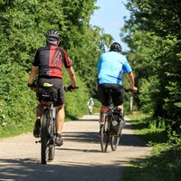 Das Bild zeigt zwei Radfahrer auf dem Radschnellweg Ruhr zwischen Essen und Mühlheim.